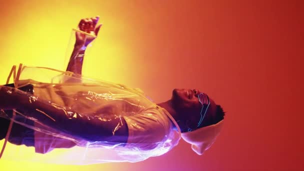 Video Verticale Moda Cyberpunk Ispirazione Futuristica Neon Luce Allegro Uomo — Video Stock