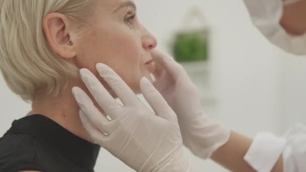 Weibliche Schönheit Professionelle Beratung Gesichtsverjüngung Unerkannter Kosmetiker Untersucht Frau Mittleren — Stockvideo