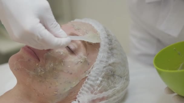Hälsosam Kosmetika Skönhet Ansiktet Salongsprocedur Oigenkännlig Kosmetolog Tillämpa Växtbaserade Gel — Stockvideo
