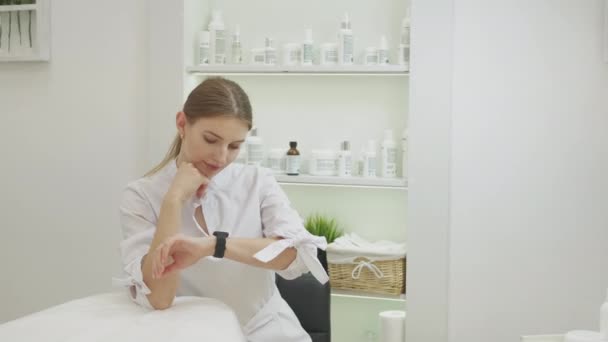 Reunião Tardia Mulher Impaciente Tratamento Beleza Muito Feminino Cosmetologia Sentado — Vídeo de Stock