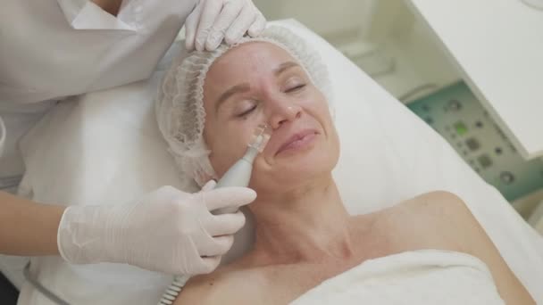 Procedura Odmładzania Zmarszczek Kobieca Piękność Leczenie Skóry Profesjonalny Masaż Twarzy — Wideo stockowe