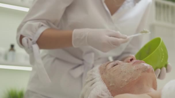 Skönhetsingrepp Fuktgivande Kosmetika Föryngring Huden Oigenkännlig Kosmetolog Tillämpa Gel Mask — Stockvideo