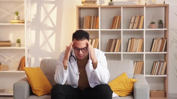 Dottor Cefalea Stress Medico Stanchezza Professionale Stanco Malato Uomo Medico — Video Stock