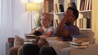 Aşırı çalışma var. Öğrenciler yorulur. Sıkıcı ev eğitimi. Oturma odasındaki kanepelerinde kitap yığınları olan, hayal kırıklığına uğramış çift..