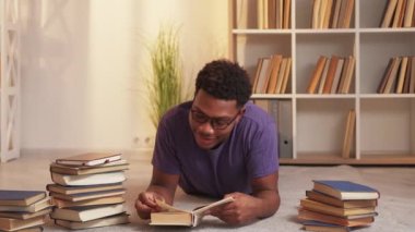 Hobi ediniyorum. Ev tatili. Bilgi ilham verir. Rahat, meraklı, zeki adam, modern oturma odasının içinde, içinde boş yer olan bir kitap okumaktan zevk alıyor..