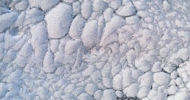 Kar dokusu. Kış soyut geçmişi. Donmuş baloncuklar. Tek renkli açık gri tahıllı, köpüklü yapı posteri..