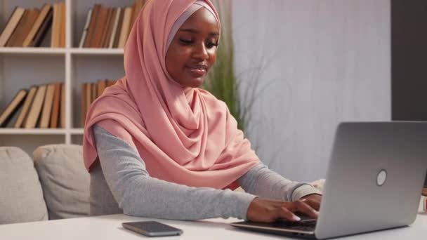 Edukacja Online Inspirująca Kobieta Technologia Cyfrowa Uśmiechnięta Dama Hidżabie Wpisująca — Wideo stockowe