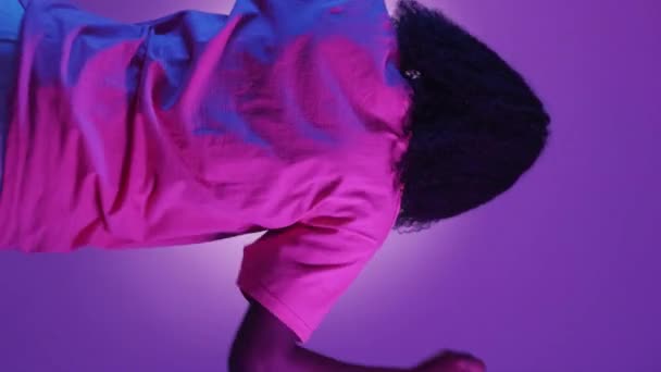 Vertikales Video Neonlicht Party Tanzende Frau Lustige Freude Unerkennbar Lässig — Stockvideo