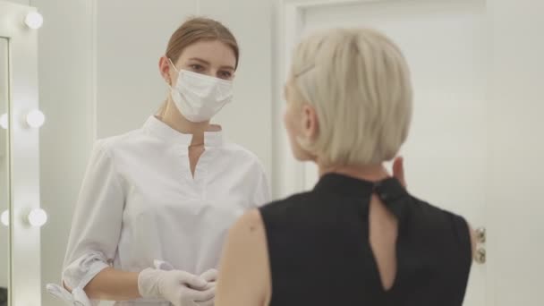 Gesichtsbehandlung Professionelle Beratung Weibliche Schönheit Hübsche Kosmetikerin Gespräch Mit Einer — Stockvideo