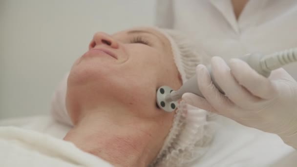 Hefmassage Vrouwelijke Schoonheid Huidverzorging Professionele Drainage Gezicht Procedure Voor Middelbare — Stockvideo