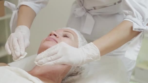 Schönheitsoperation Gesichtsbehandlung Hautpflegetherapie Professionelle Kosmetikerin Reinigt Gesichtshaut Einer Frau Mittleren — Stockvideo