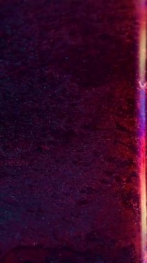 Dikey video. Neon rengi soyut arkaplan. Sıvı akışı. Mürekkep suyu. Siberpunk düz yüzey üzerinde çözünmüş kırmızı pembe mor simli boya dalgası. RED Sinema Kamerasında Çekim.