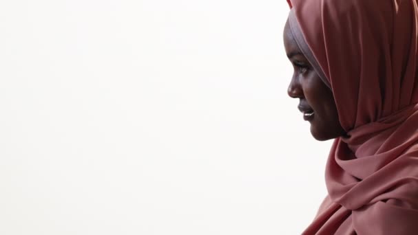 Inspirujące Wieści Szczęśliwa Kobieta Portret Profilowy Pretty Zdumiony Lady Hidżab — Wideo stockowe