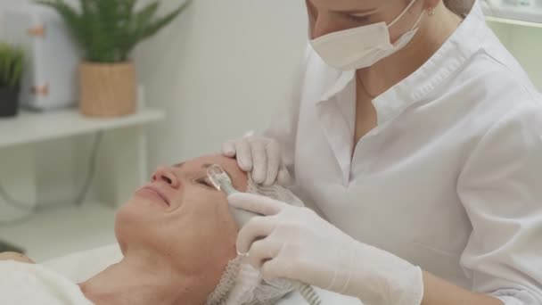 Omlazovací Kosmetologie Ženská Krása Procedura Péče Pleť Profesionální Kosmetolog Provádějící — Stock video