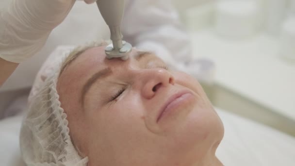 Cosmetología Rejuvenecimiento Belleza Femenina Procedimiento Cuidado Piel Cosmetólogo Profesional Haciendo — Vídeo de stock