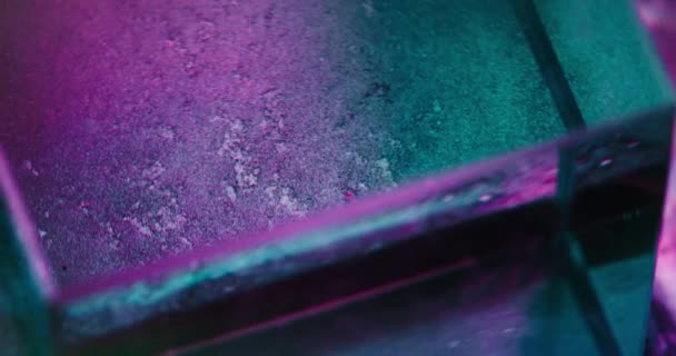 기하학적 홀로그램 색상은 사이버 추상적 질감을 시킨다 시네마 카메라로 — 비디오