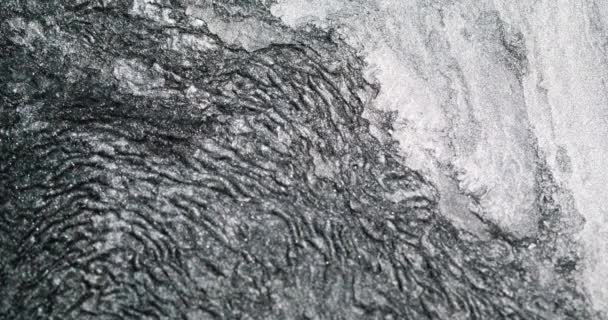 冰雪质 冻结的抽象背景 冰冷华丽的表面 单色浅白灰涂料泡沫在水中流动 用红色电影摄影机拍摄 — 图库视频影像
