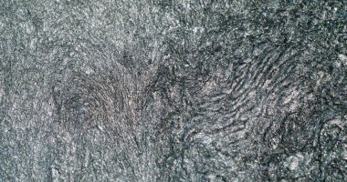 Grunge parıltılı dokusu. Donmuş soyut arka plan. Olaysız tasarım. Odaklanamayan beyaz parlak kabarık tahıl yüzey posteri..