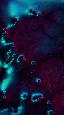 Dikey video. Neon soyut arka plan. Sıvı akışı. Mürekkep suyu. Siberpunk düz yüzey üzerinde odaksız kırmızı mavi pembe pembe parıltı dalgası. RED Sinema Kamerasında Çekim.