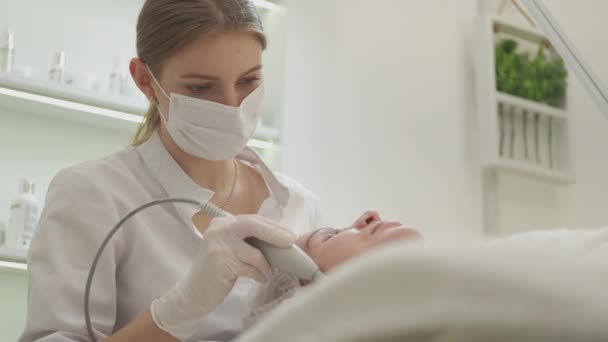 Lyftprocedur Kvinnlig Hudvård Skönhetssalong Professionell Kosmetolog Gör Dränering Massage Haka — Stockvideo