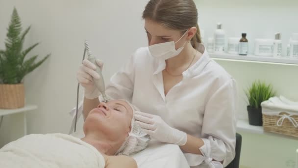 Massage Met Beeldhouwwerk Schoonheidssalon Huidverzorging Professionele Vrouwelijke Cosmetoloog Doet Hijsprocedure — Stockvideo