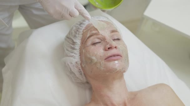 Procedimento Beleza Cosmético Natural Tratamento Facial Cosmetologista Irreconhecível Aplicando Máscara — Vídeo de Stock
