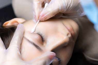 Modelin gözlerini kirpik dövmesi prosedürüne hazırlamak