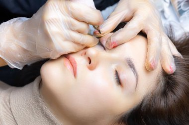 Modelin üst göz kapağına dövme yapma işlemi