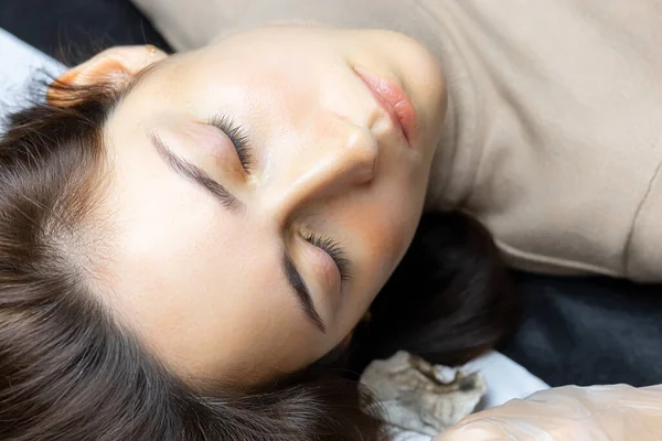 Kalıcı göz makyajı oklarından sonra kız model