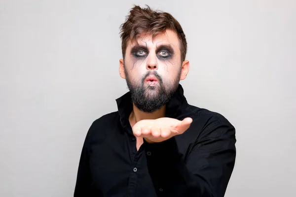 Homem Com Uma Barba Maquiagem Mortos Vivos Halloween Segura Mãos — Fotografia de Stock