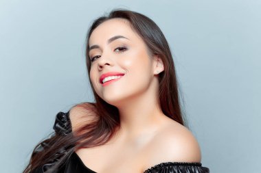 Genç bir esmer model başını yana çevirdi ve gülümsedi.