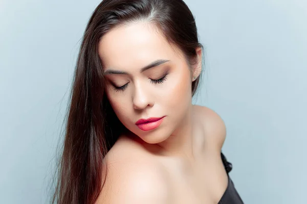 Joven Modelo Morena Mira Hacia Abajo Con Hermoso Maquillaje —  Fotos de Stock