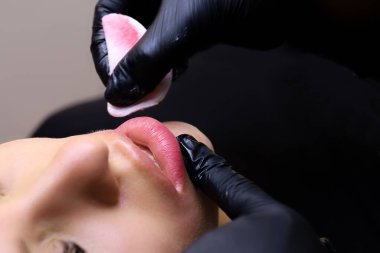 Dudak makyajlı güzel bir manken.