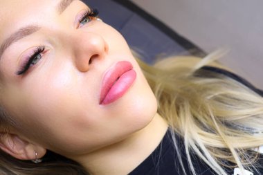 Dudak makyajının bitmesi, dudakların makine teknolojisi kullanılarak dövülmesinin harika bir sonucu.