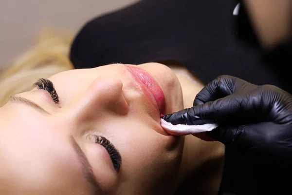 Hands Master Tattoo Artist Who Erase Excess Pigment Model Lips — Stock Photo, Image