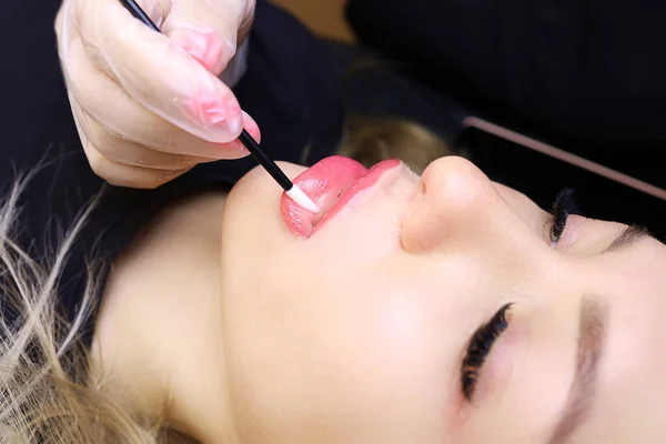 Young Girl Model Lying Procedure Permanent Lip Makeup Master Rubs — Stock Photo, Image