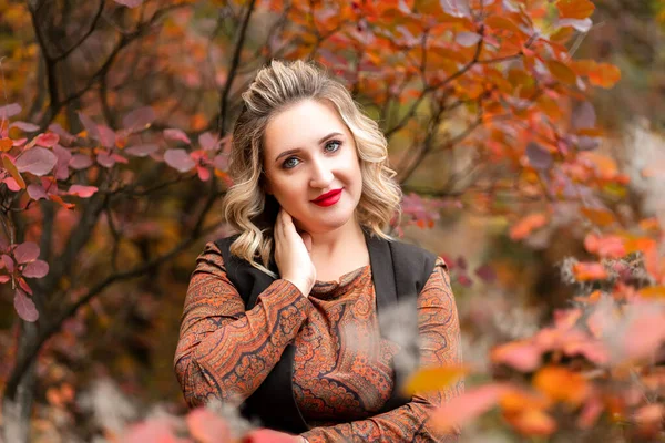 Красивая Блондинка Осеннем Парке — стоковое фото