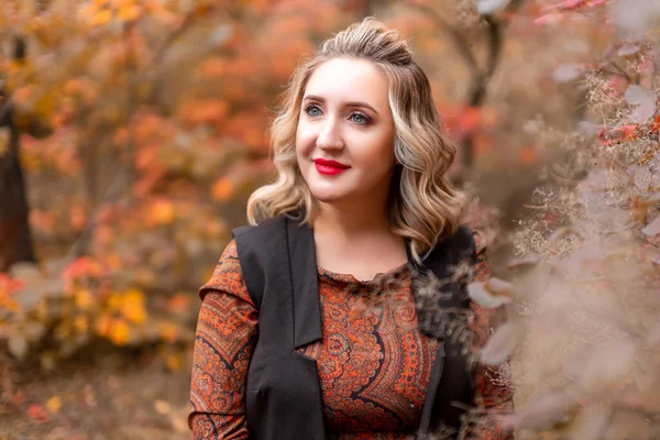 Молодая Женщина Фоне Осеннего Парка — стоковое фото