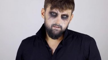 Cadılar Bayramı için ölümsüz makyajlı bir adam.