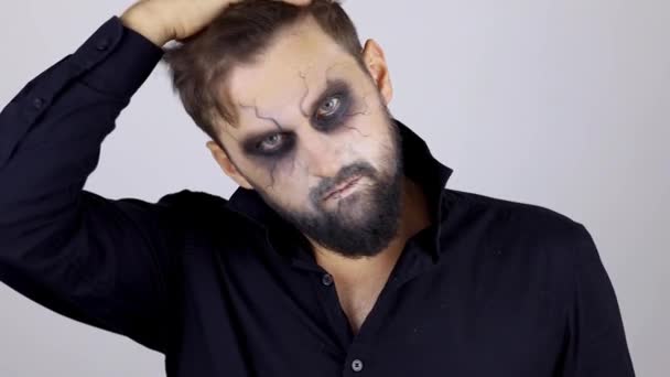 A man with undead makeup for Halloween — Stock Video