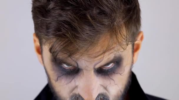 Мужчина с неживым гримом для Хэллоуина — стоковое видео