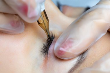 Kirpik makyaj yapan bir dövme makinesinin iğnesinin makro fotoğrafçılığı