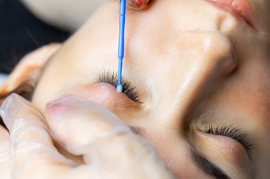 Modelin göz kapaklarına küçük bir fırça ile anestezi uygula