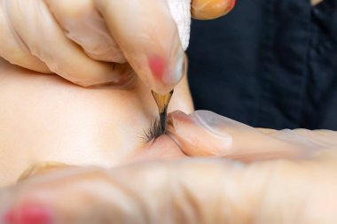 Modelin göz kapağının kalıcı dövmesi sürecinin makro fotoğrafçılığı