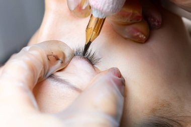 Modelin üst gözkapağının kalıcı makyaj dövmesi.