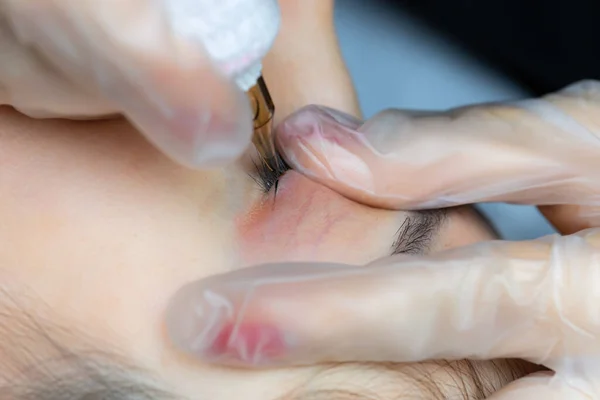 Macro Photography Needle Tattoo Machine Performs Permanent Tattooing Eyelashes — Stock Photo, Image