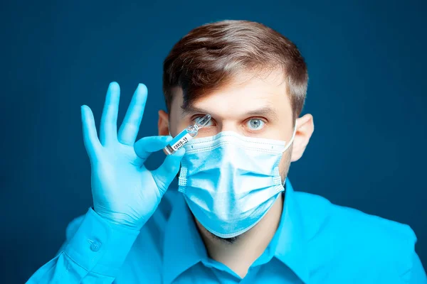 Mavi Üniformalı Doktor Tıbbi Maskeli Eldivenli Doktor Koronavirüs Aşısını Gözünün — Stok fotoğraf