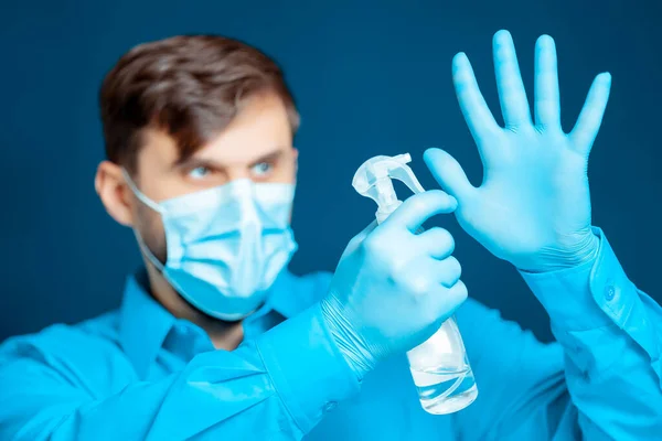 医師の手による手の消毒剤 — ストック写真