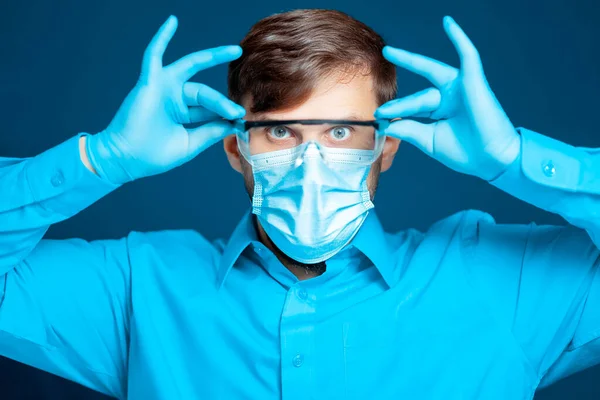 Médico Vestindo Uma Máscara Protetora Luvas Coloca Óculos Médicos — Fotografia de Stock