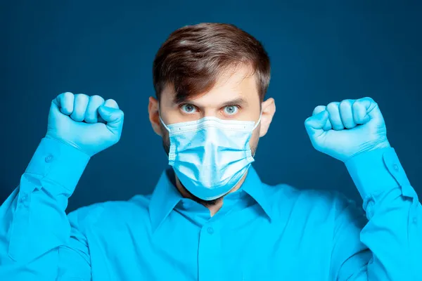 Arts Een Medisch Masker Handschoenen Een Blauw Uniform Gebaren Met — Stockfoto
